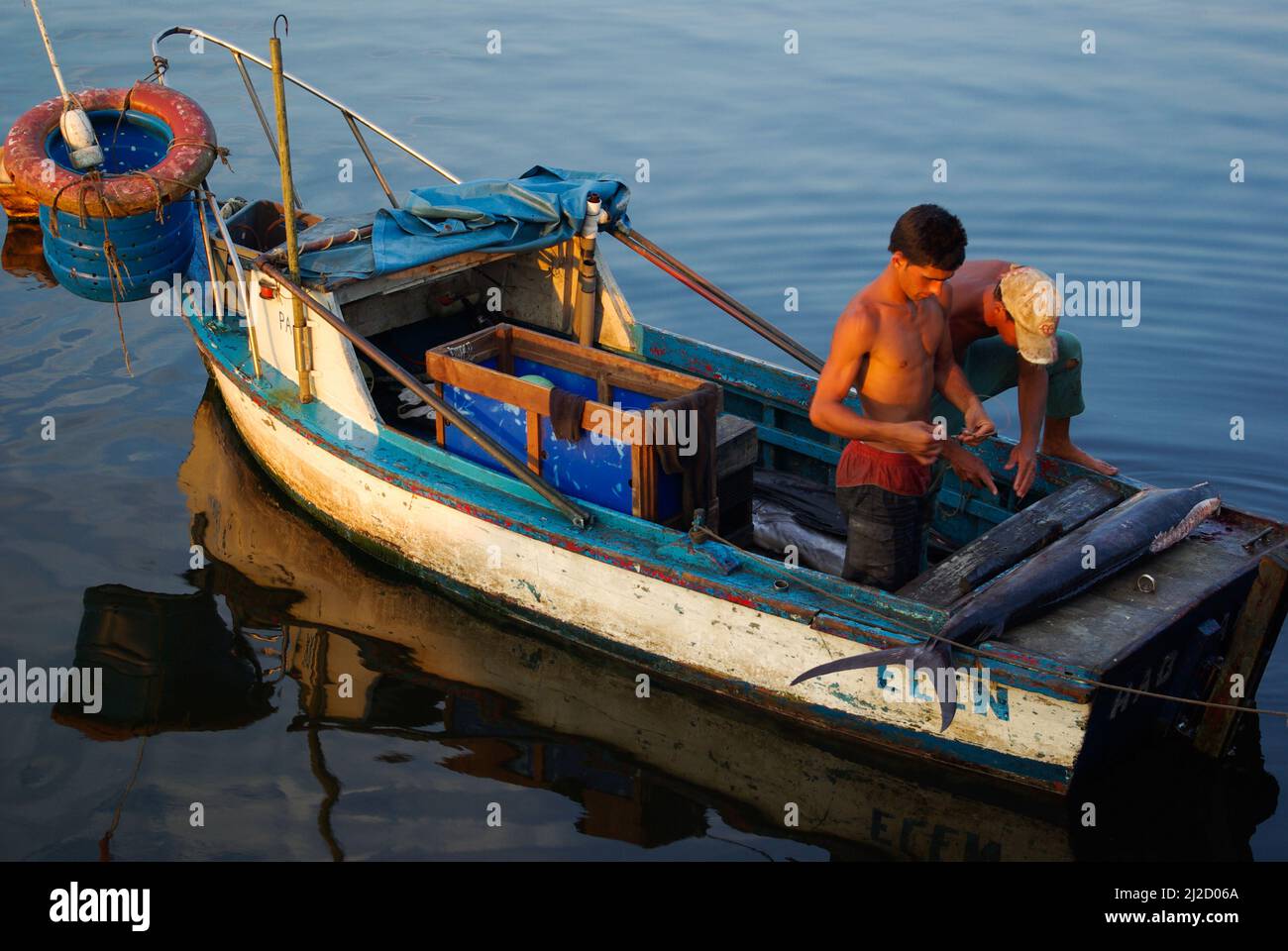 L'Avana, Cuba, 1 giugno 2010. I pescatori tornano ai moli con le loro piccole barche. Foto Stock