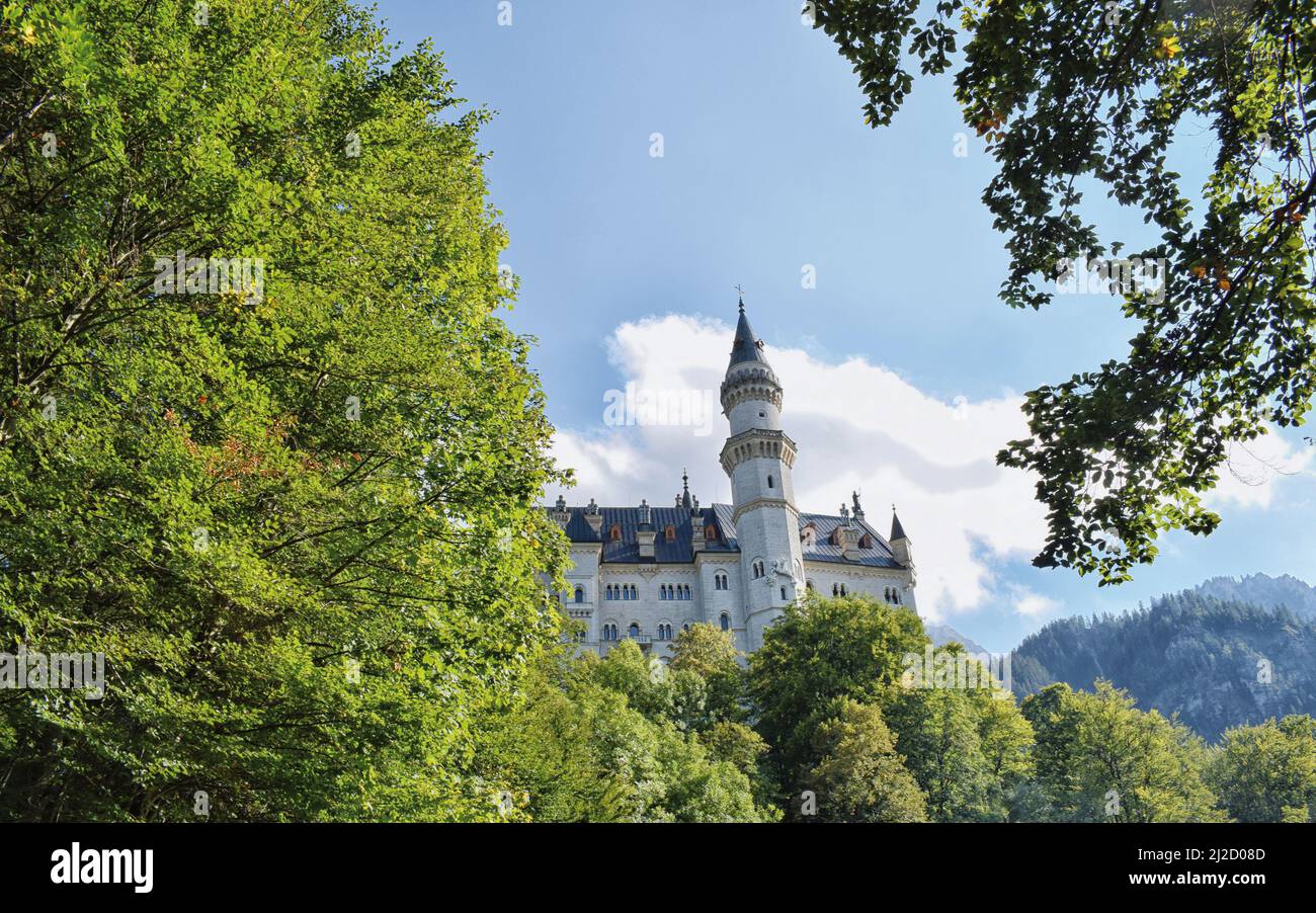 Vista sul Castello di Neuschwanstein, conosciuto anche come "Castello di Disney", palazzo del Re Ludovico II Baviera sud-occidentale, Germania Foto Stock