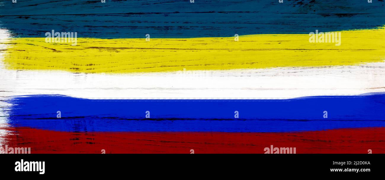 Il concetto della bandiera Ucraina su sfondo bianco di legno. Foto Stock