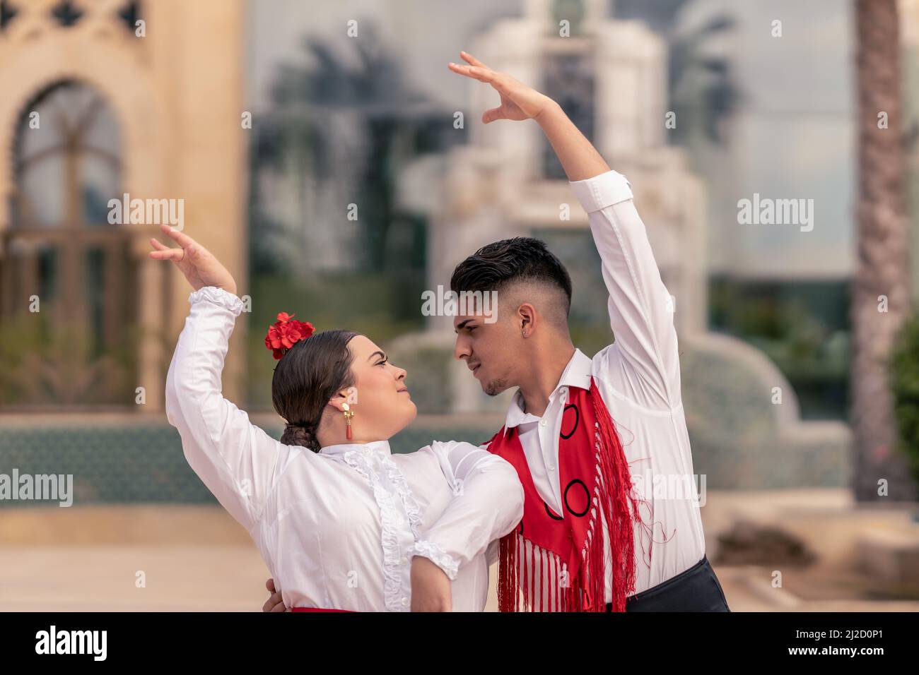 il giovane ballerino spagnolo di flamenco abbraccia il suo compagno mentre ballano Foto Stock