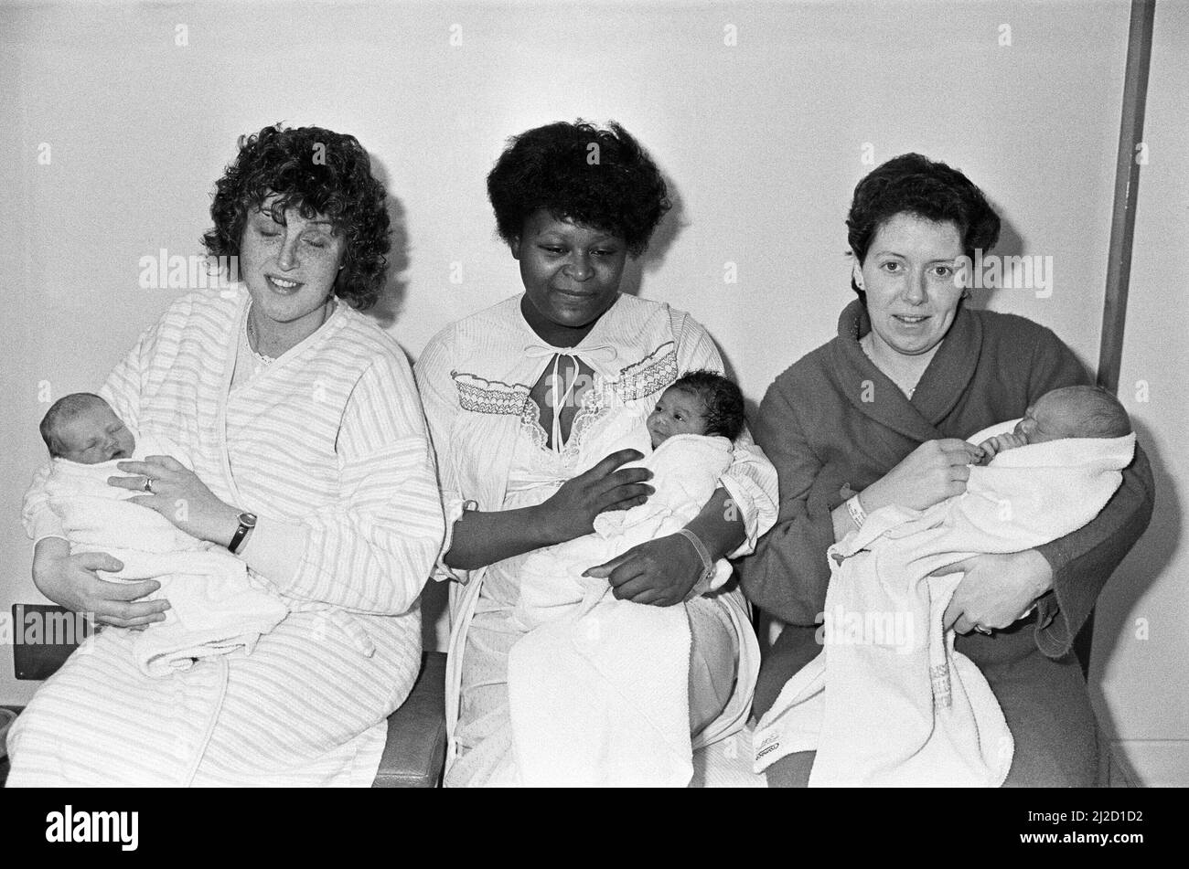 Bambini del giorno di Natale a Huddersfield Royal Infirmary (l-r) Susan Helliwell con lei ancora unnamed figlia, Marlene Jeffrey con la figlia Rowena ed Anne Smith con la sua figlia Hannah. 26th dicembre 1985. Foto Stock