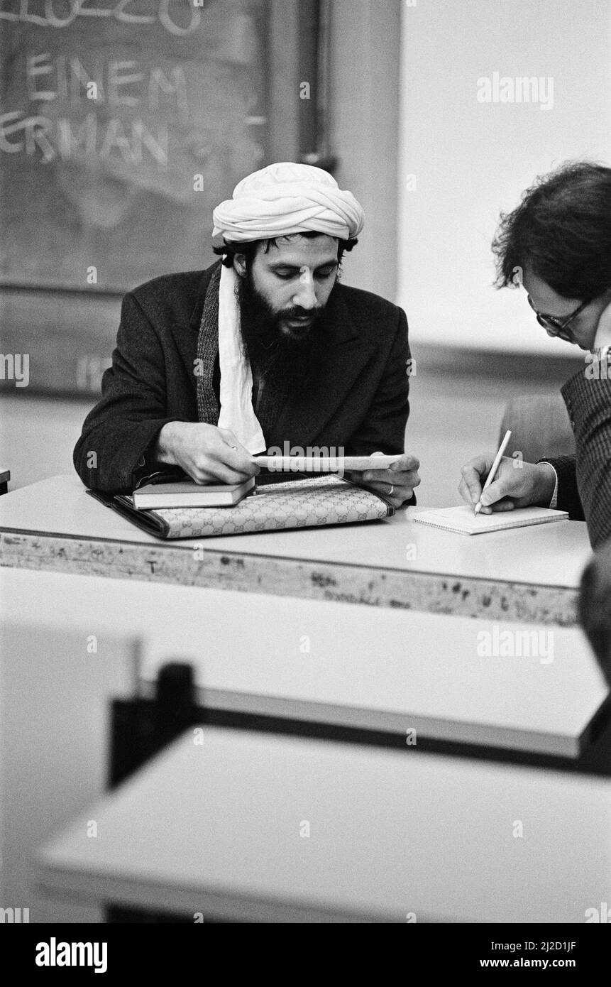 La foto mostra Yusuf Islam parlando alla Reading University il 11th novembre 1985. Il Corano scritto non la lavagna, è visibile sullo sfondo. Yusuf Islam (Steven Demeter Georgiou, 21 luglio 1948), comunemente noto con il suo nome di palcoscenico Cat Stevens, è un cantautore britannico, multi-strumentista, umanitario e filantropo dell'istruzione. Il suo album di debutto del 1967 ha raggiunto i primi 10 del Regno Unito, e la canzone del titolo dell'album 'Matthew and Son' è stata scritta al numero 2 sulla UK Singles Chart. I suoi album Tea for the Tillerman (1970) e Teaser and the Firecat (1971) sono entrambi certificati tr Foto Stock