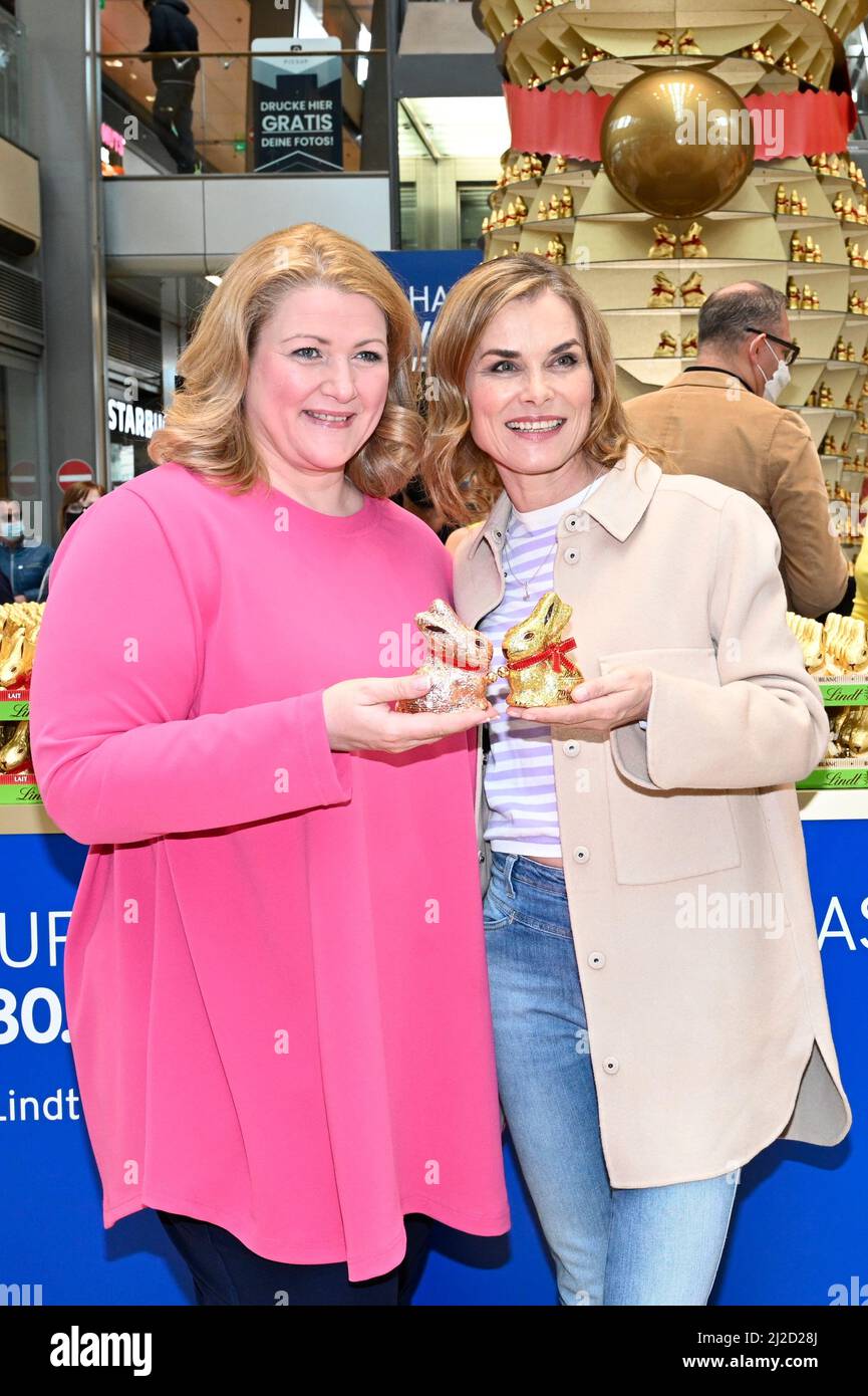 Anke Harnack und Andrea Lüdke beim Auftakt der Oster-Goldhasen-Charity von Lindt in der Europa Passage. Amburgo, 31.03.2022 Foto Stock