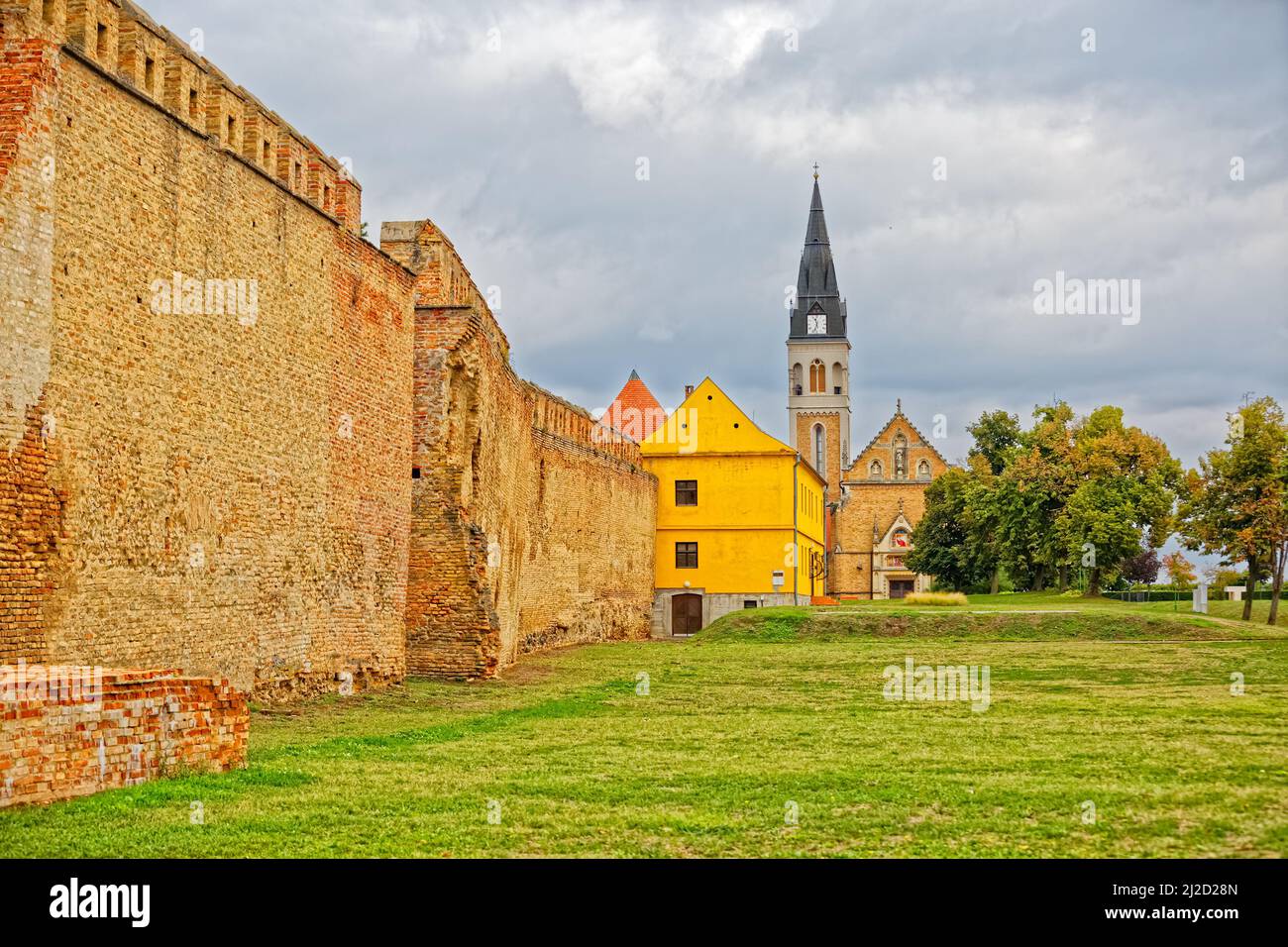 Castello di Ilok vecchi edifici e mura nel nord-est della Croazia Foto Stock