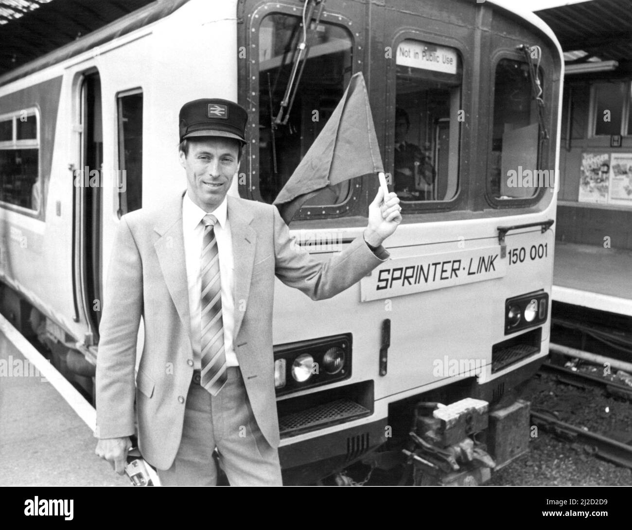 L'atleta olimpico Mike McLeod soprannominato The Elswick Express non poteva tenere il passo per una volta quando l'ultimo supertreno di British Rail ha raggiunto i binari il 9th agosto 1985. Il treno Sprinter è destinato a sostituire molte unità diesel obsolete della British Rail ed è già in funzione nell'area delle East Midlands Foto Stock