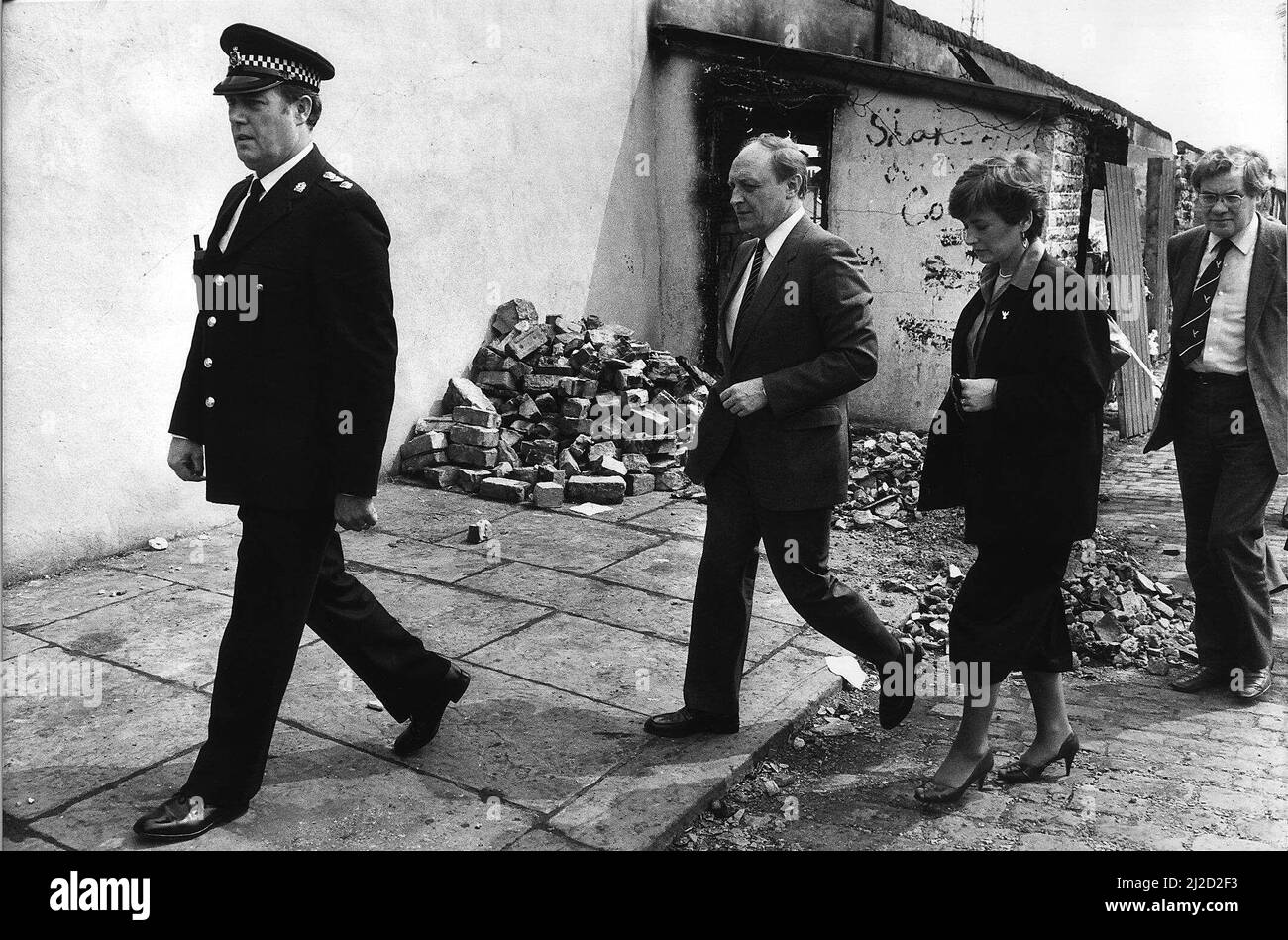 Bradford Football Ground Fire 1985Neil Kinnock Labor leader visita Bradford Fire Disaster con la moglie Glenys Kinnock Foto Stock