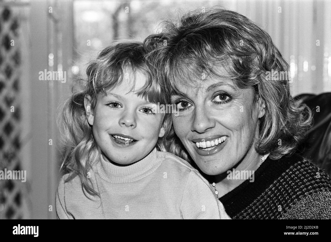 Esther Rantzen ha raffigurato a casa sua a Kew con sua figlia Rebecca. 25th marzo 1985. Foto Stock