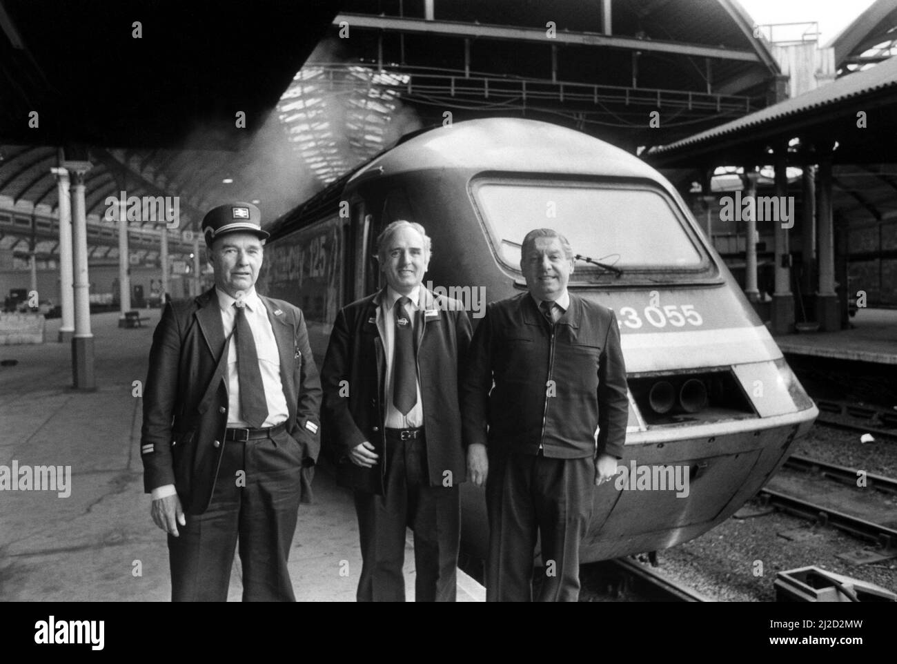 Un vero team ad alta velocità - i piloti David Sursham (centro) e colin forster con la guardia Bill Smith alla stazione centrale di Newcastle il 21st maggio 1986 Foto Stock