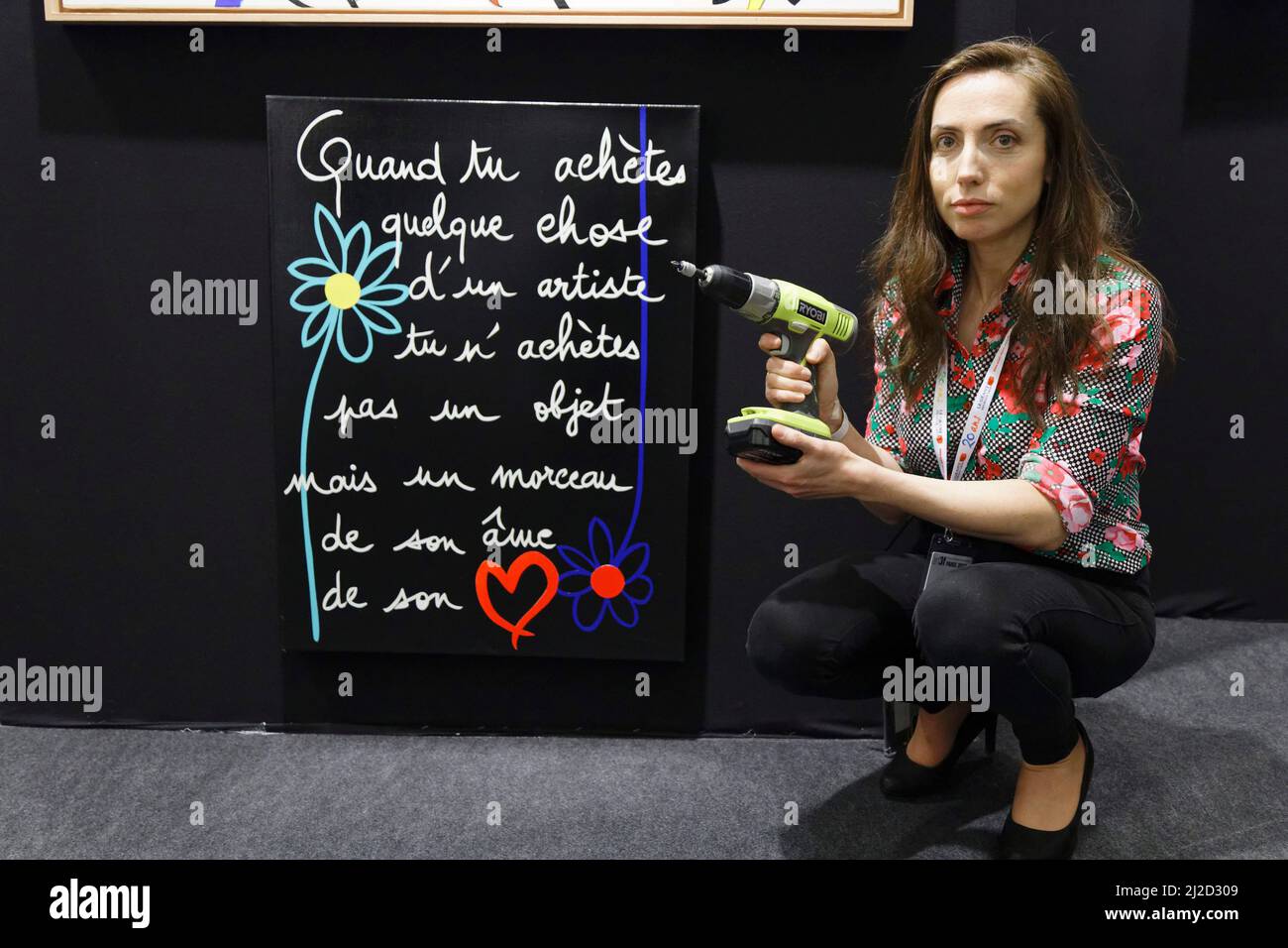 Parigi, Francia. 13 marzo 2022, un artista alla mostra Art 3F il 13 marzo 2022 a Parigi, Francia. Credit: Gerard Crossay/Alamy Stock Photo Foto Stock