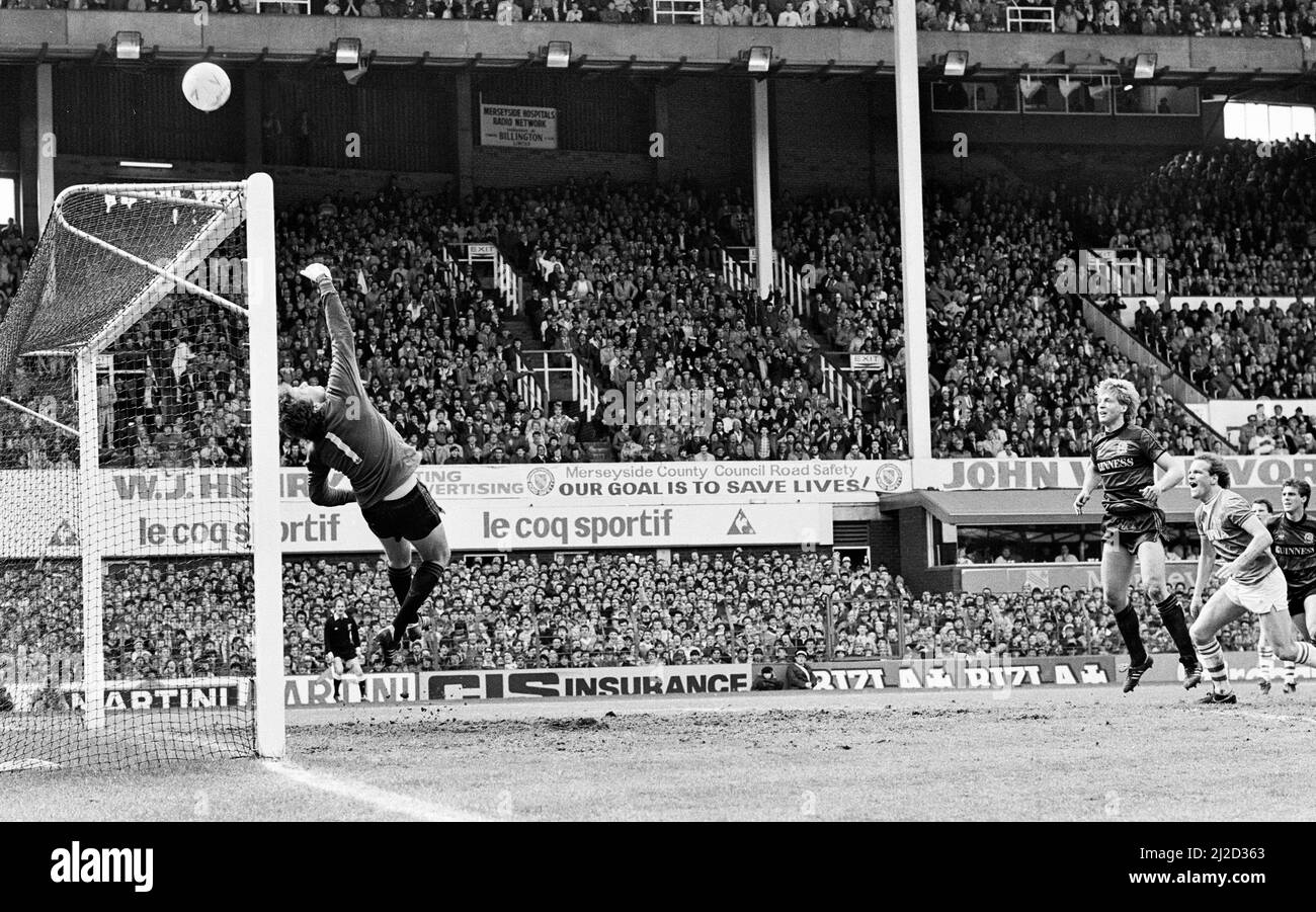Everton ha conquistato il titolo di campionato per l'ottava volta nella sua storia con una vittoria di 2-0 su Queens Park Rangers il 6th maggio 1985, finendo con 13 punti sopra il secondo posto di Liverpool. Foto mostra: Andy Grey spara in un colpo al traguardo ribaltato dal portiere del QPR Peter Hucker. 6th maggio 1985. Foto Stock