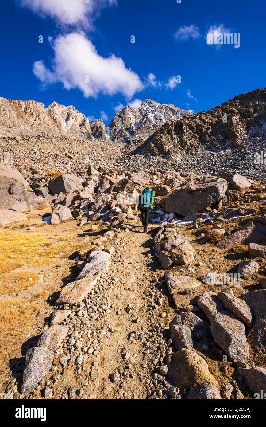 Backpacker sul Vescovo il sentiero passa sotto il monte Agassiz, John Muir Wilderness, Sierra Nevada, in California, Stati Uniti d'America Foto Stock
