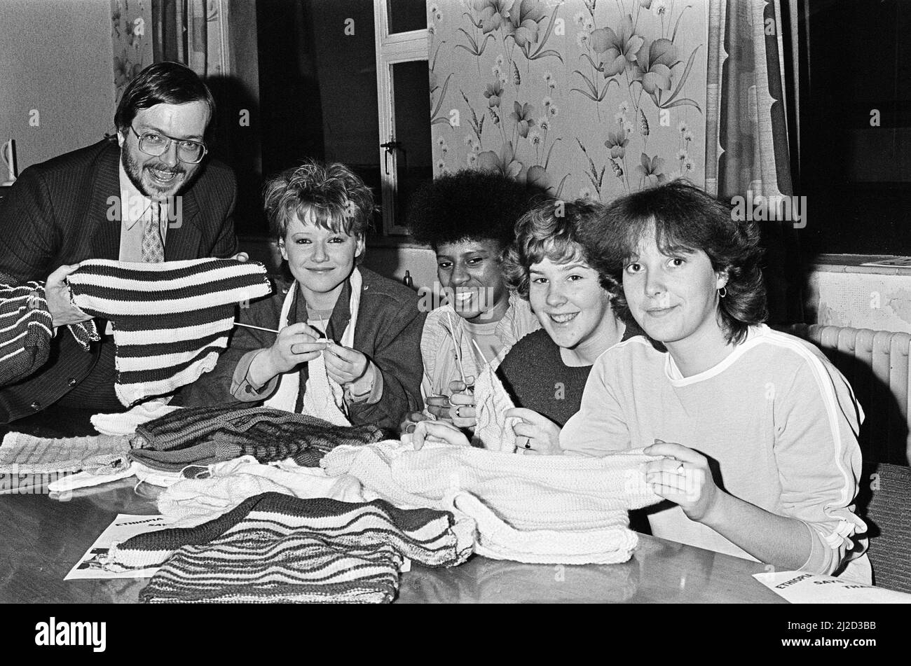 I membri del Club della Gioventù di Almondbury stanno aiutando un appello Oxfam ai pullover a maglia per l'Etiopia. Più di una dozzina di membri - alcuni dei quali hanno preso a maglia per la prima volta - hanno contribuito all'appello e tra loro hanno lavorato a maglia più di 10 ponticelli da Natale. 5th febbraio 1985. Foto Stock