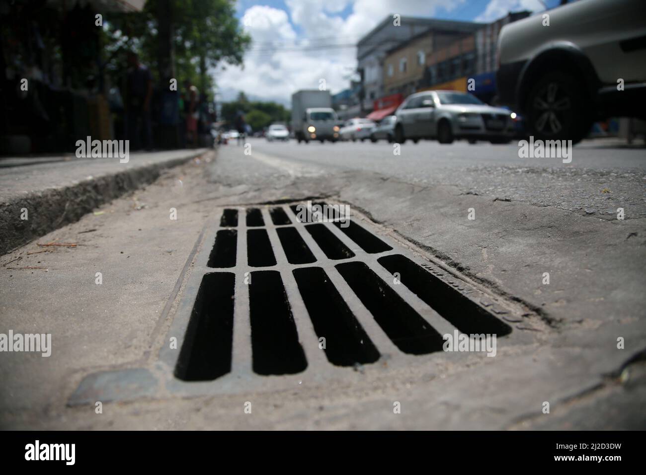 salvador, bahia, brasile - 31 marzo 2022: Pipa dell'acqua piovana lungo una strada asfaltata nella città di Salvador. Foto Stock