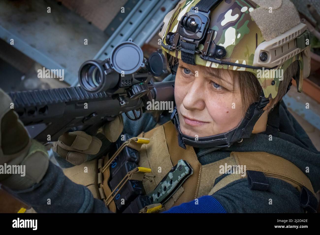 Vera soldato civile ucraina che tiene un fucile per difendere l'Ucraina. Cittadino femminile militare con la guerra e le armi che difendono la sua casa e la città. Foto Stock