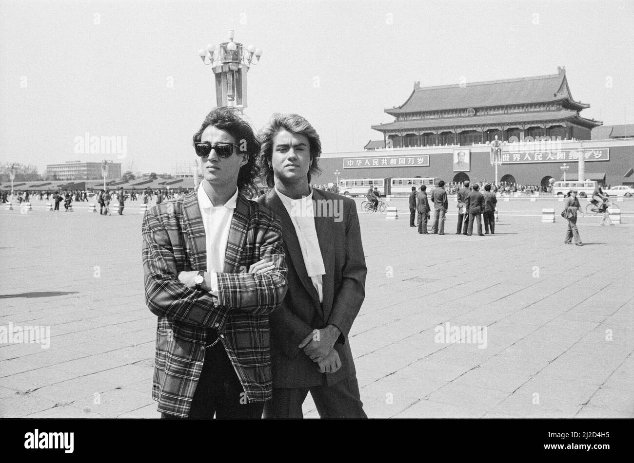 George Michael e Andrew Ridgeley da Wham ! In Cina. 1985. Sono raffigurati di fronte al Palazzo Proibito in Piazza Tiananmen, Pechino. WHAM! ci siamo stati in un tour di 10 giorni. Nel 1985 la Cina si stava svegliando al mondo esterno dopo la propria Rivoluzione Culturale, e Wham! Erano la prima band occidentale a suonare nella Cina comunista. Il vero nome di George Michael è Georgios Kyriacos Panayiotou Foto scattata il 9th aprile 1985 Foto Stock