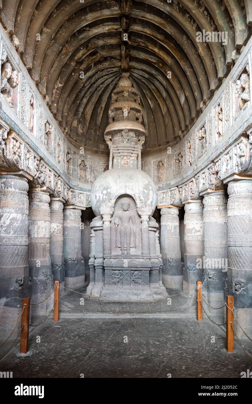 Chiyata con un'immagine di Buddha e stupa in Cave 19, Ajanta, Maharashtra, India Foto Stock