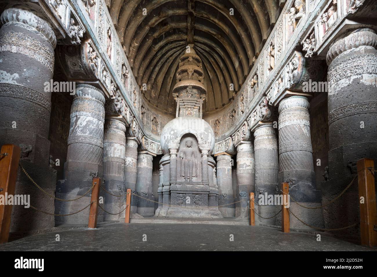 Chiyata con un'immagine di Buddha e stupa in Cave 19, Ajanta, Maharashtra, India Foto Stock