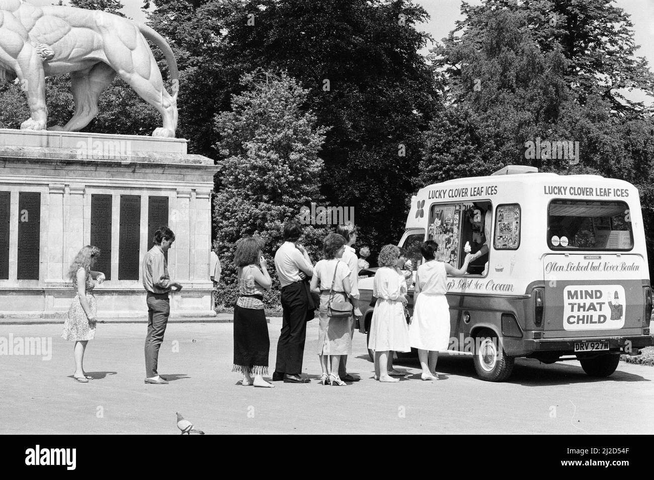 Summer Pics, Forbury Gardens, Public Park, Reading, Berkshire, Giugno 1985. Lucky Clover Leaf ICES Foto Stock