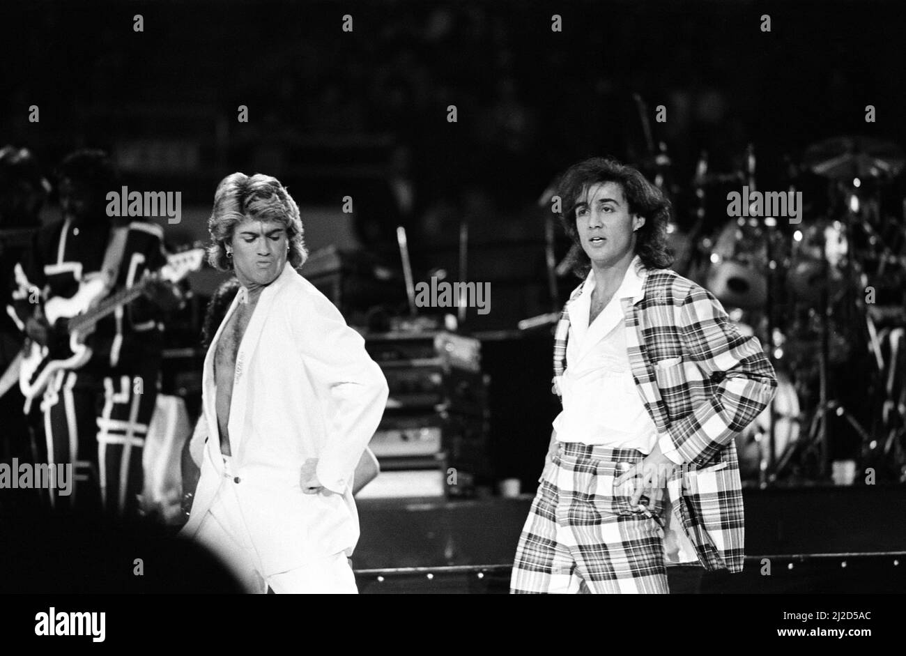 Il gruppo pop britannico Wham ha illustrato la sua visita di 10 giorni in Cina, il 1985 aprile. George Michael e Andrew Ridgeley, sul palco durante il concerto della band presso la palestra popolare di Pechino. Questo è stato il primo concerto mai fatto da una banda pop occidentale nella Cina comunista. Foto Stock