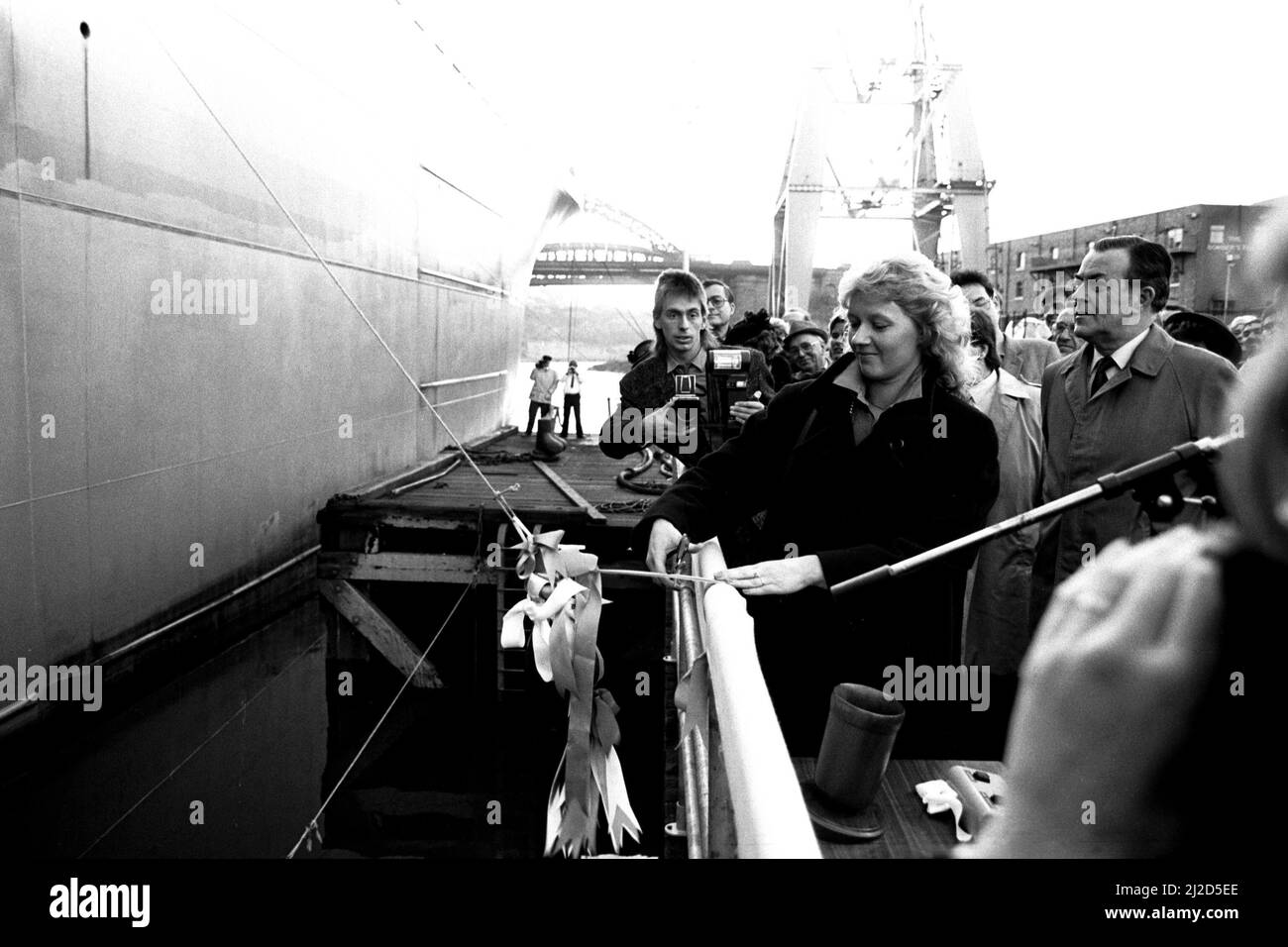 La cerimonia di denominazione della nave mercantile Dietrich Oldendorff al cantiere di North Sands di North-East Shipbuilders, Sunderland. Dignitari sconosciuti al lancio. 3rd novembre 1986. Foto Stock