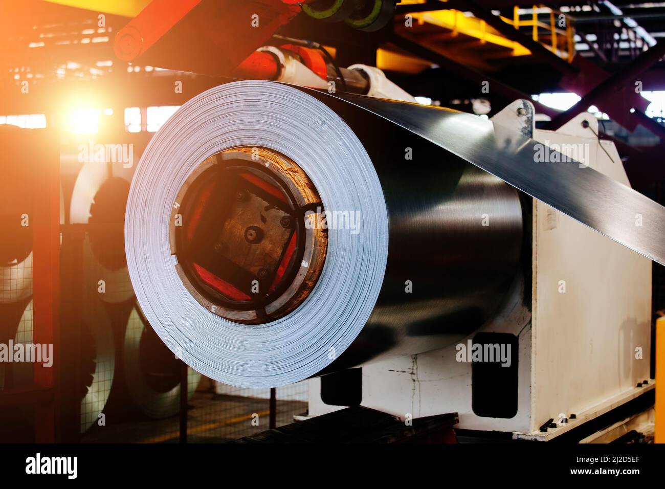 Rotolo di lamiera zincata presso la fabbrica di lavorazione dei metalli. Foto Stock