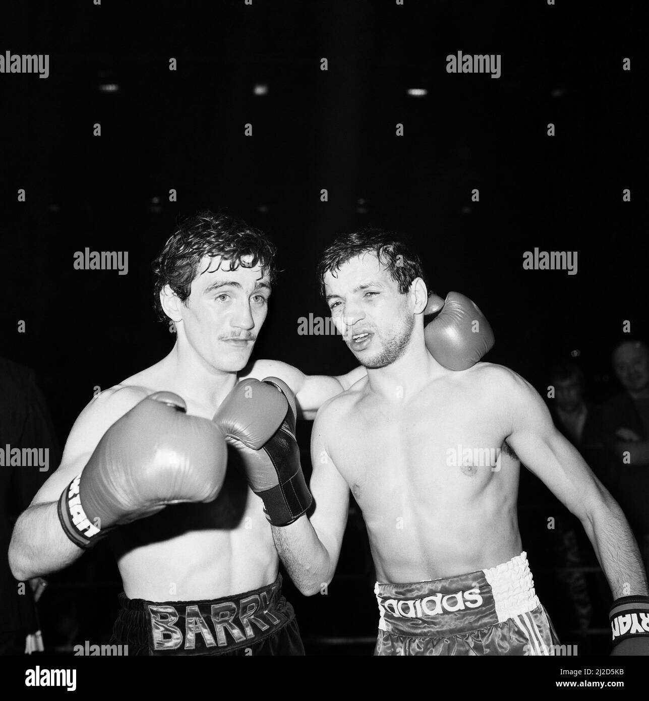 Barry McGuigan's ha difeso il suo titolo europeo Featherweight contro Farid Gallouze alla Wembley Arena di Londra. McGuigan ha vinto da TKO nel secondo round. (L'immagine mostra) i combattenti abbracciano dopo il loro bout. 26th marzo 1985. Foto Stock