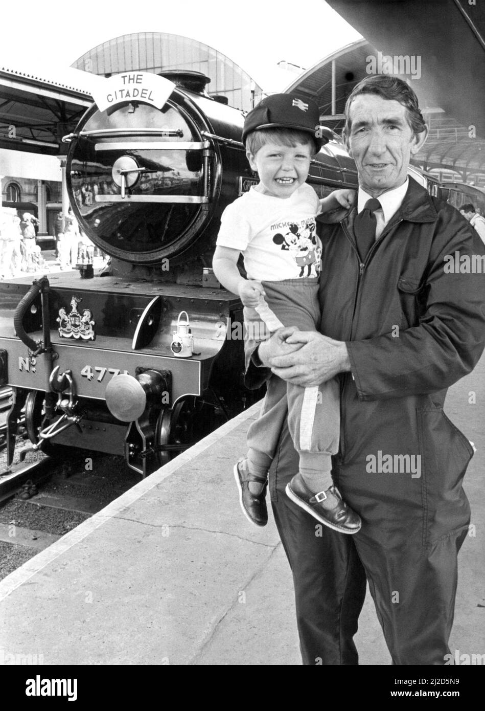 Andrew Robertson, di tre anni, da Hartlepool, incontra John Lovett, il driver della locomotiva Green Arrow alla stazione centrale di Newcastle il 21st luglio 1986 prima del suo anniversario di corsa a Carlisle. Foto Stock