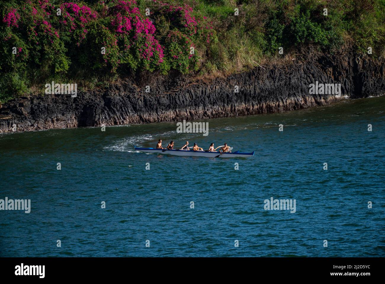 lavoro di squadra di persone in una canoa oceanica Foto Stock