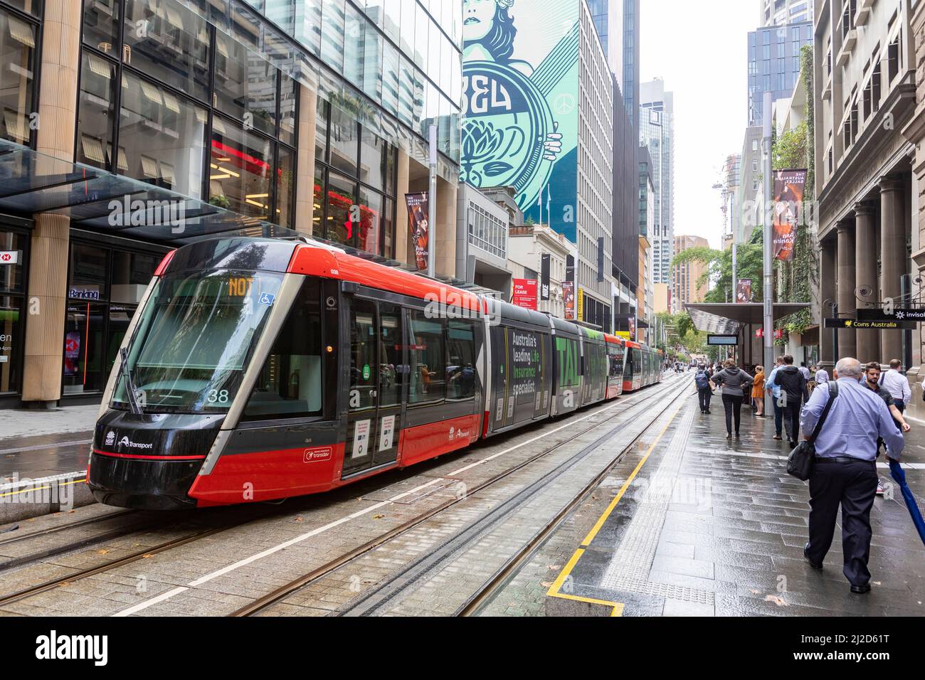 Treno leggero di Sydney che viaggia lungo George Street nel centro della città in una bagnata giornata autunnale, Sydney, NSW, Australia Foto Stock