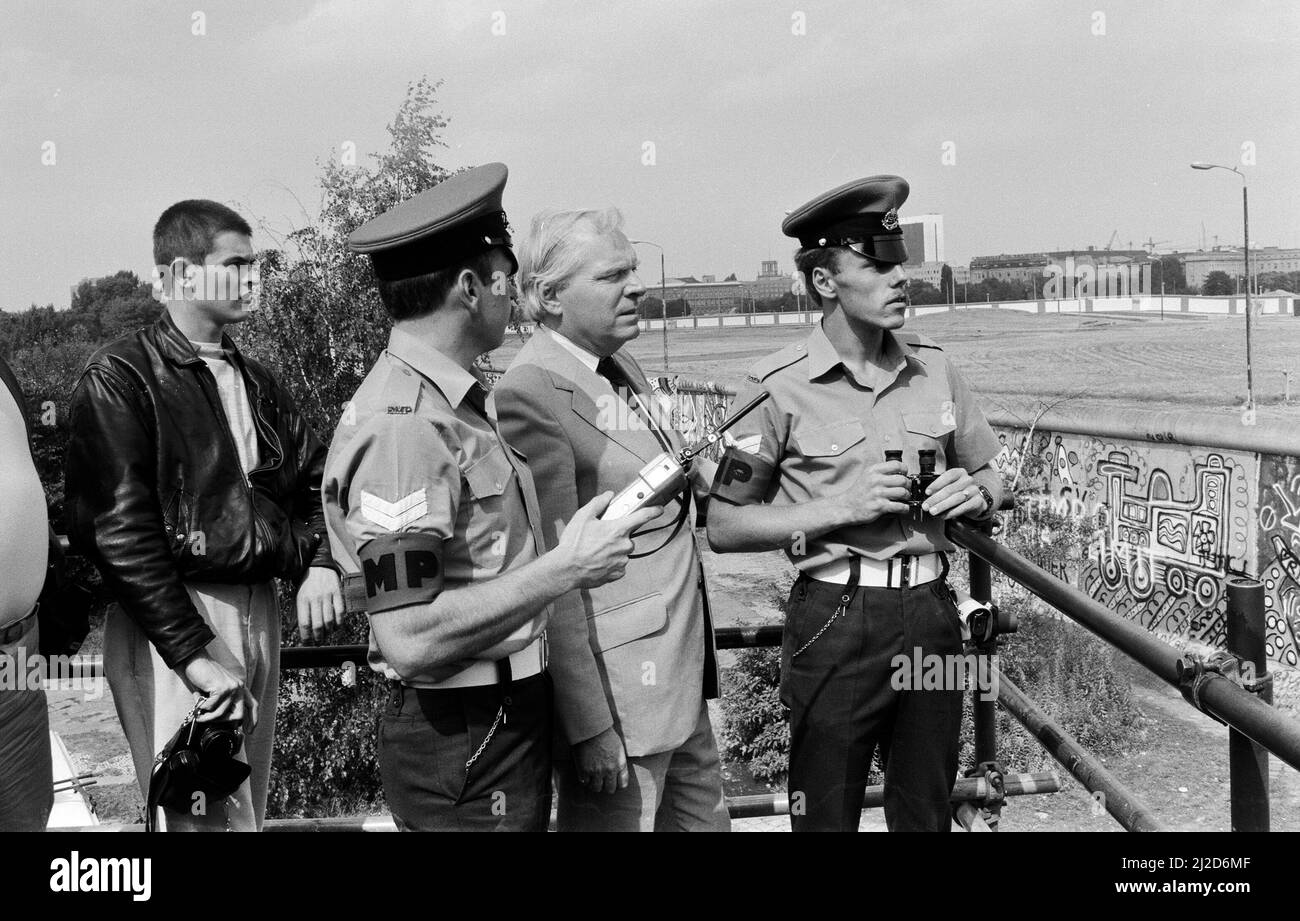 Vista sul muro di Berlino, Germania. Nella foto sono raffigurate la polizia militare reale. 7th agosto 1986. Foto Stock
