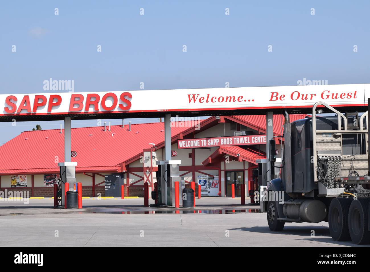 Camion a Sapp Bros Truck Stop sul lato est di Cheyenne Wyoming riempire i loro serbatoi di gas con gas che costa $3,47 un gallone nell'agosto 2021 Foto Stock