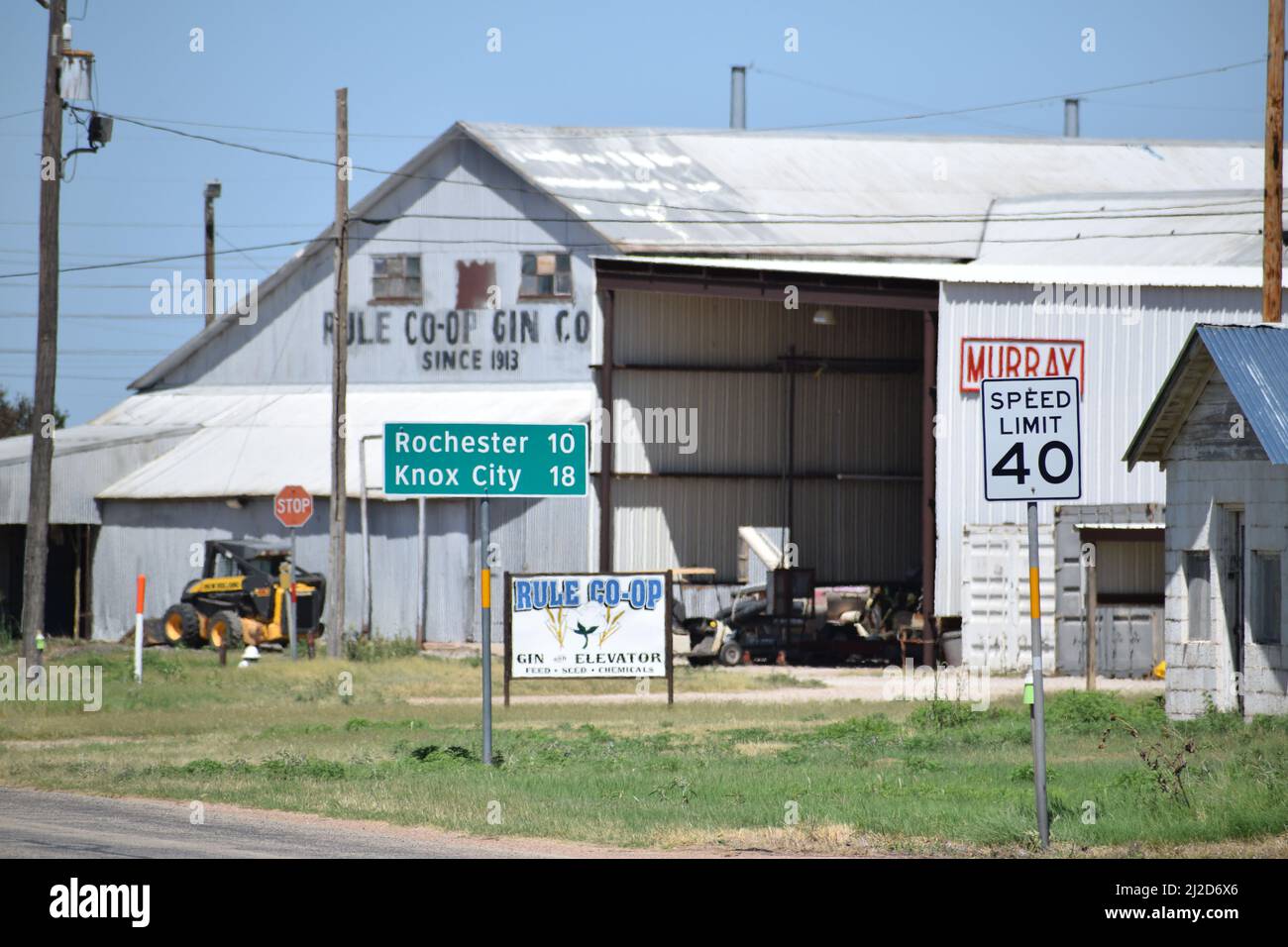 Rochester Texas e Knox City Texas firmano di fronte al Rule Texas Cotton Gin / Co-op Foto Stock