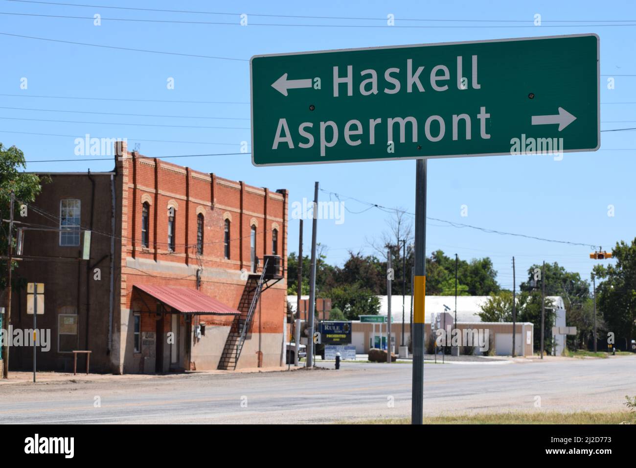 Haskell Aspermont Road segno nella piccola città di Rule, Texas - 2021 agosto Foto Stock