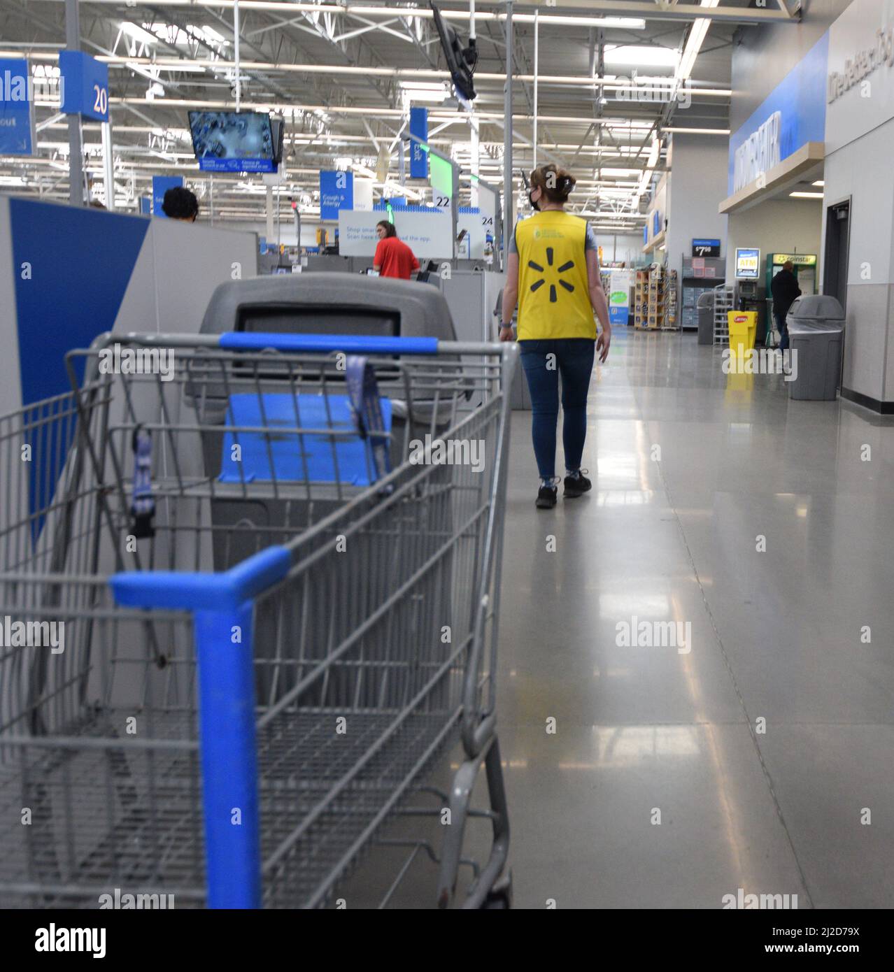Un lavoratore all'interno di un negozio Walmart a Cheyenne Wyoming - Agosto 2021 Foto Stock