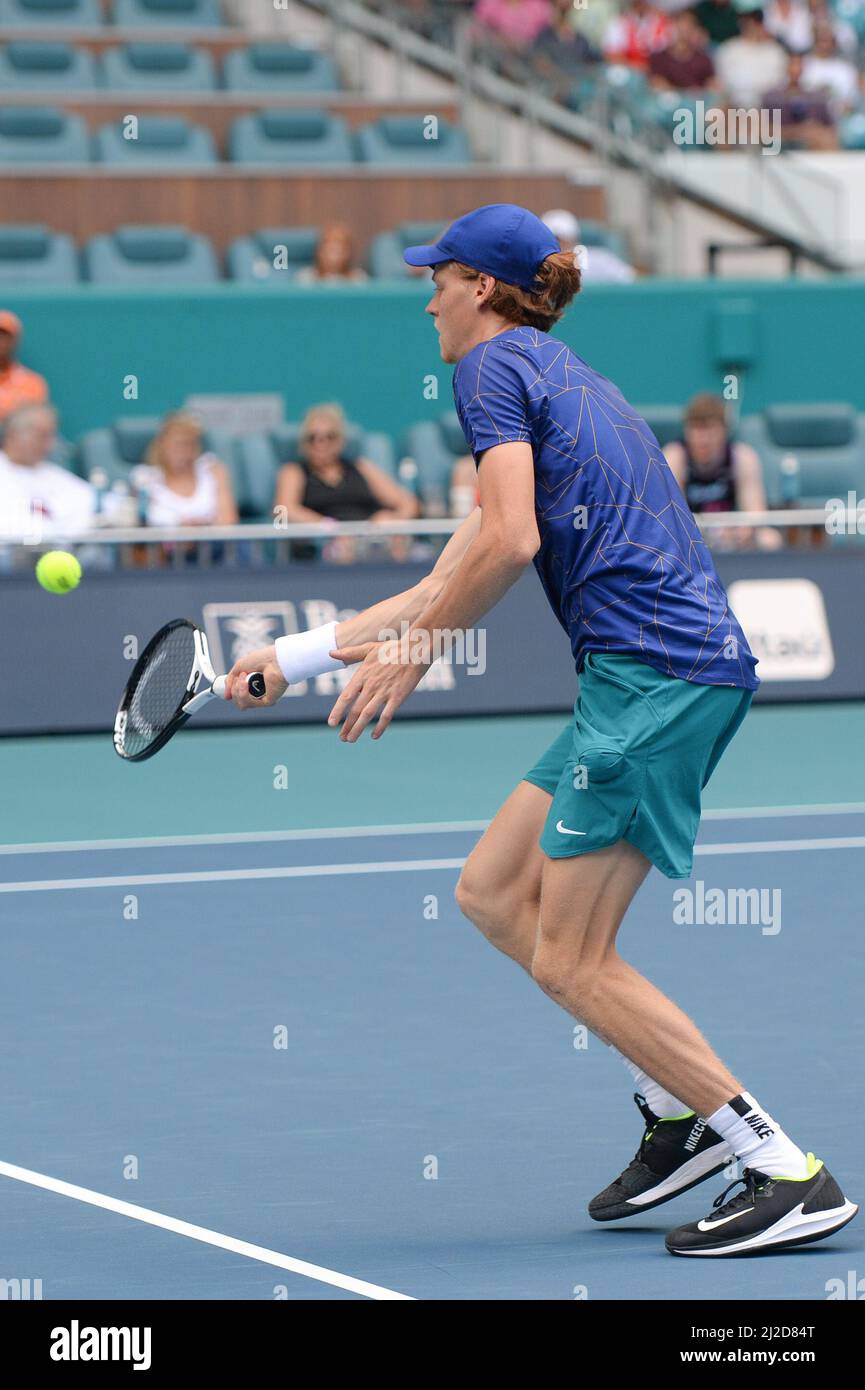 Jannik Sinner (ITA) si ritira per infortunio durante la partita di quarto finale al Miami Open, disputata all'Hard Rock Stadium di Miami Gardens, Florida il 30 marzo 2022: © Karla Kinne/Tennisclix/CSM Foto Stock