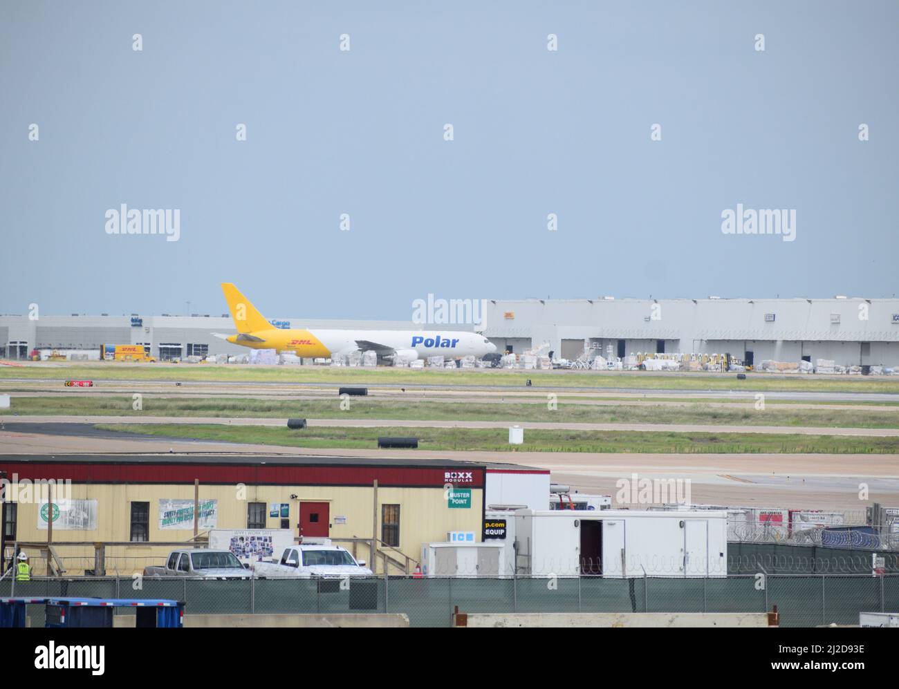 Dallas-ft. Aeroporto Worth: Un aereo a reazione Polar Air Cargo parcheggiato all'aeroporto DFW Foto Stock
