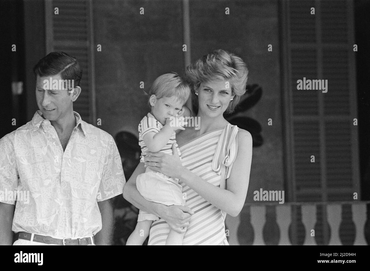 Il Principe Harry e sua madre HRH la Principessa Diana, la Principessa del Galles, sono in vacanza con il Principe Carlo e il Principe Guglielmo, a Maiorca, Isole Baleari in Spagna nel Mediterraneo. Ospiti del re Juan Carlos e della regina Sofia di Spagna. L'immagine mostra un giovane principe Harry succhiando il suo pollice. Foto scattata il 12th agosto 1986 Foto Stock