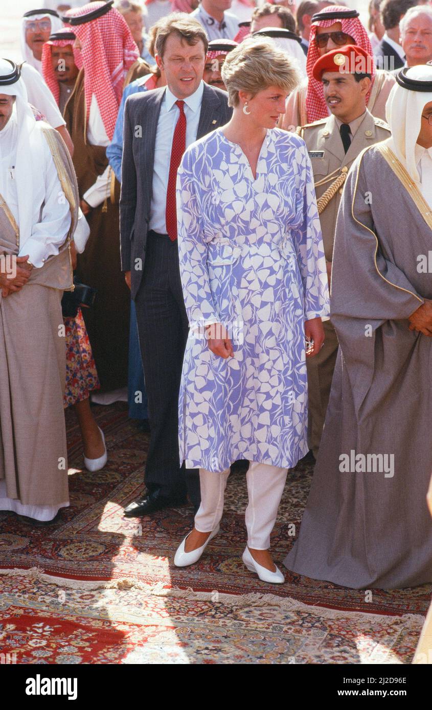 Principe e Principessa di Galles, Medio Oriente Tour Novembre 1986. I nostri spettacoli di foto ... La Principessa Diana visita un campo beduino nella zona di Ath Thumamah, deserto, Arabia Saudita, martedì 18th novembre 1986. Indossando una tunica di seta blu e bianca su pantaloncini di seta e décolleté di pelle bianca. Foto Stock