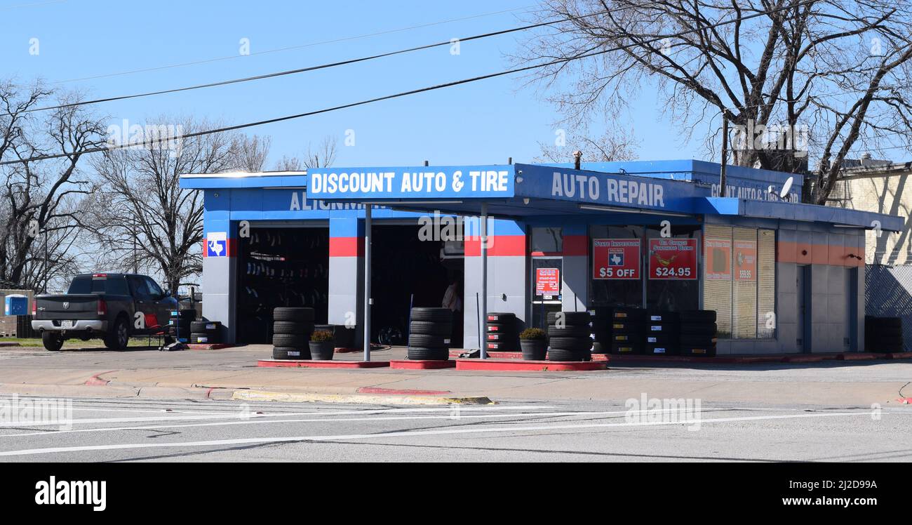 Un negozio di pneumatici indipendente, Discount Tire (non la catena), in Farmers Branch, Texas Foto Stock