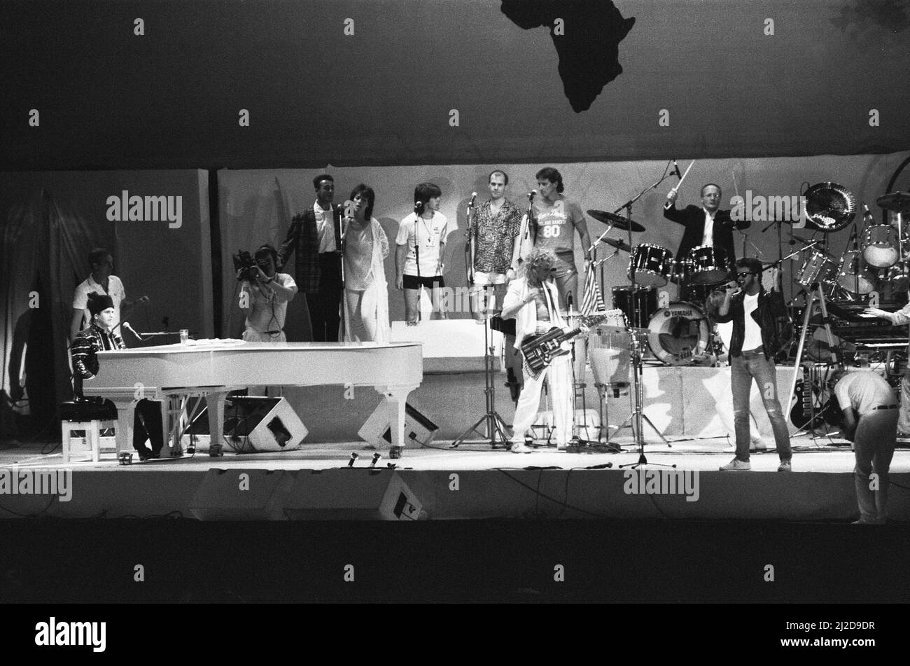Elton John e George Michael sul palco, suonando Don't Let the Sun Go Down on Me durante il concerto Live Aid a Wembley, 13th luglio 1985 Foto Stock