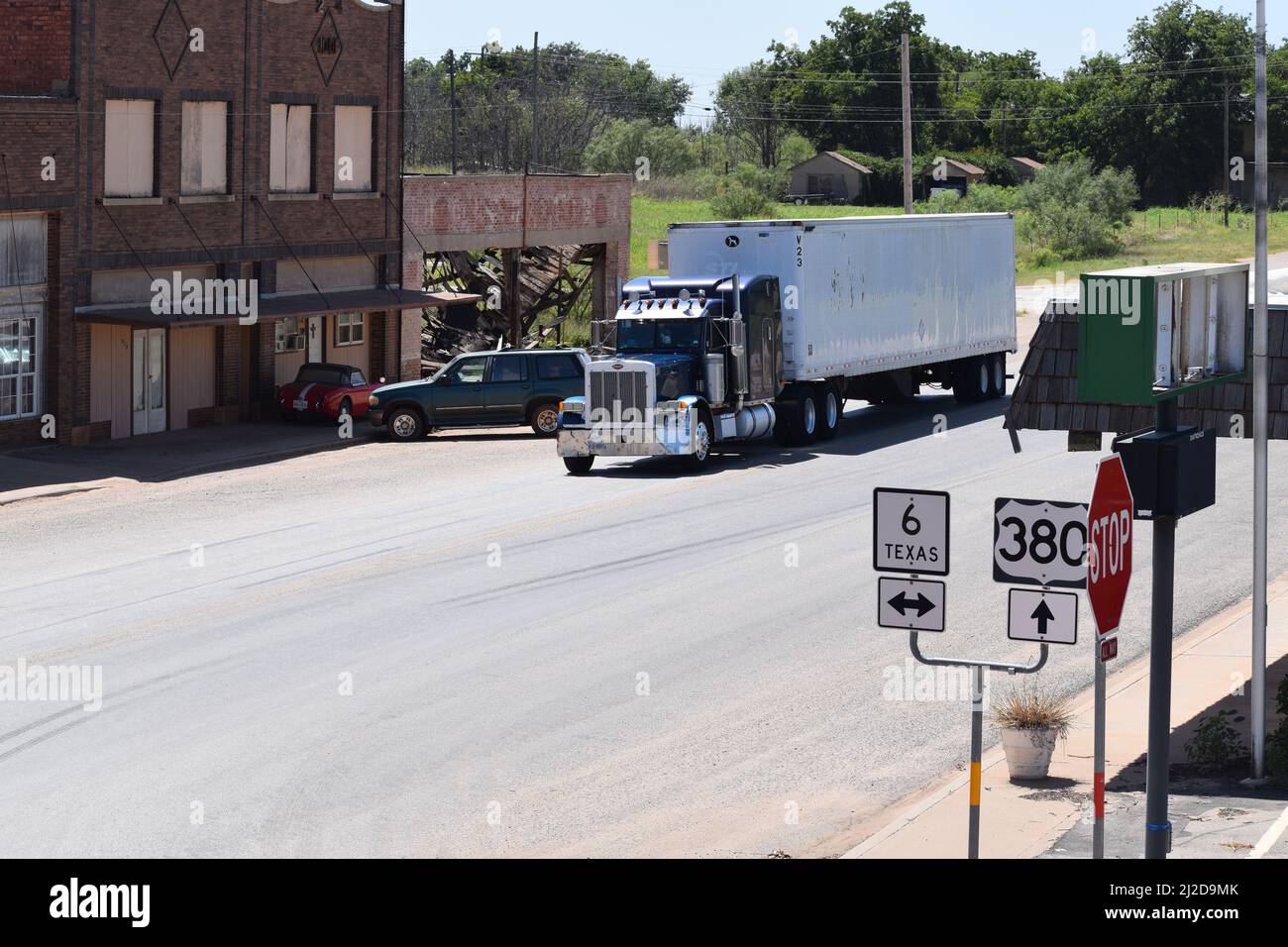 Guida in semi-camion attraverso la piccola città di Rule Texas - Agosto 2021 Foto Stock