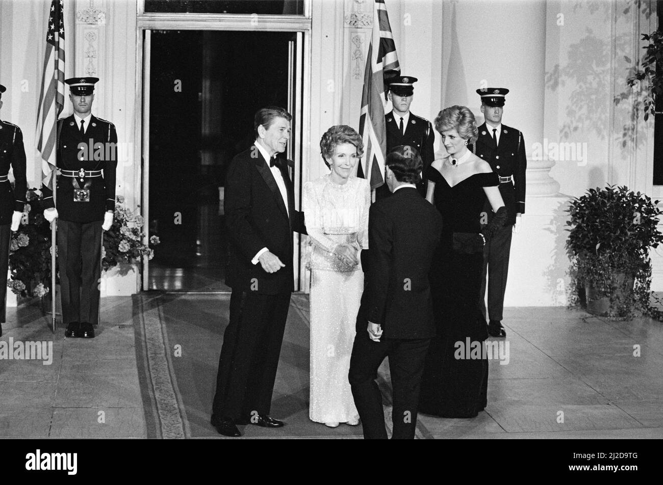 Il presidente degli Stati Uniti Ronald Reagan e sua moglie Nancy accolgono la principessa Diana e suo marito il principe Carlo alla Casa Bianca, Washington, D.C., la coppia reale arrivò a Washington, D.C. per una visita di tre giorni prima di viaggiare in Florida, Foto scattata il 9th novembre 1985 Foto Stock