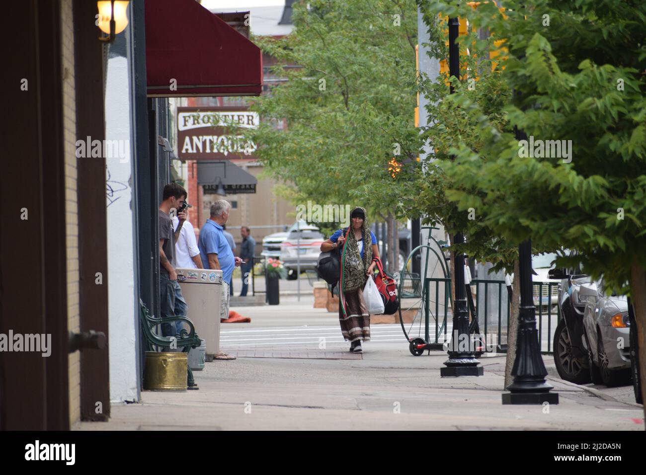 Donna senza tetto che cammina lungo una strada a Cheyenne Wyoming - Agosto 2021 Foto Stock