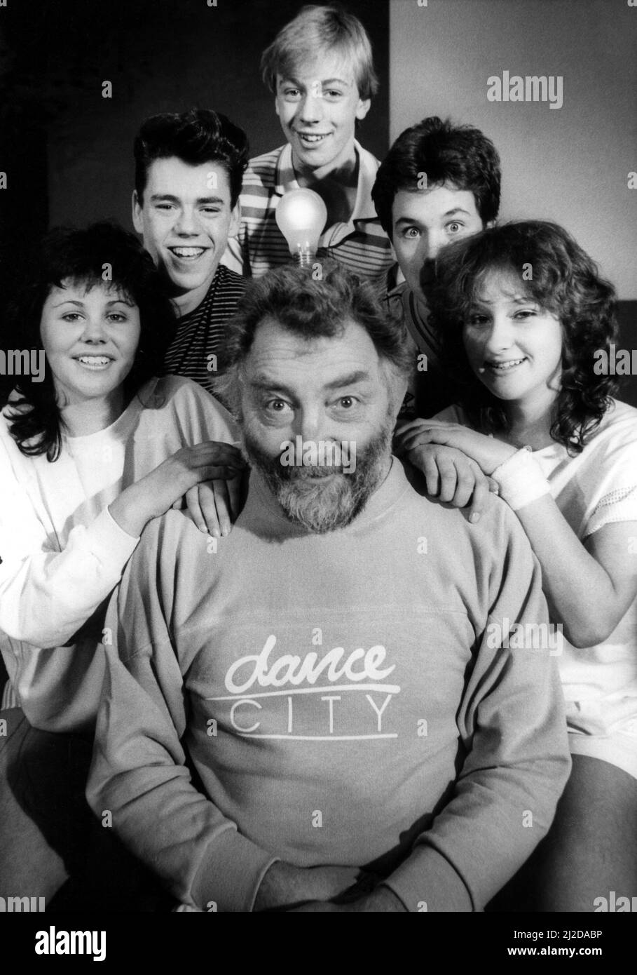 David Bellamy con i giovani attori presso l'Eldon Square Recreation Center di Newcastle il 15th gennaio 1985 per contribuire a lanciare la nuova campagna "Ever Thought About Sport". David Bellamy con, da sinistra a destra, Debra, Wayne, Paul, Derek e Joanne. Foto Stock