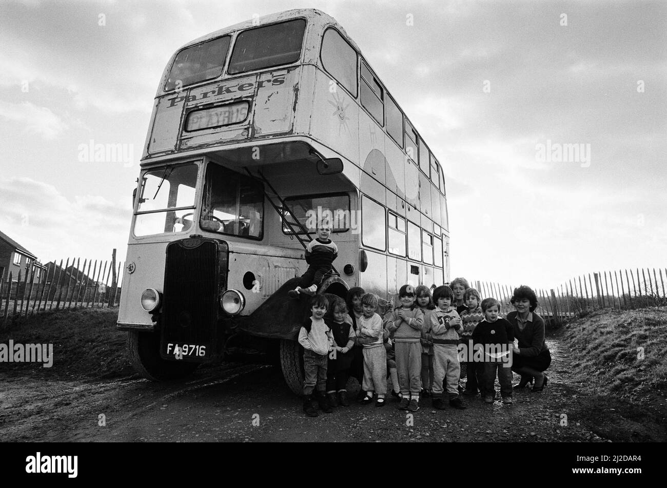 I bambini giocano sul Woosehill Play Bus, un autobus d'epoca del 1949, raffigurato il 14th gennaio 1986. Foto Stock