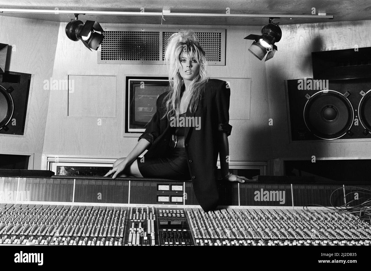 Mandy Smith ha appena fatto un record. Il disco e il titolo sono tenuti segreti, sarà rilasciato questo mese. È raffigurata nello studio di registrazione. 9th settembre 1986. Foto Stock
