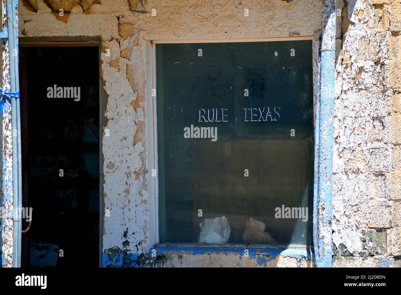 Finestra di una stazione di servizio abbandonata in Rule Texas - Agosto 2021 Foto Stock