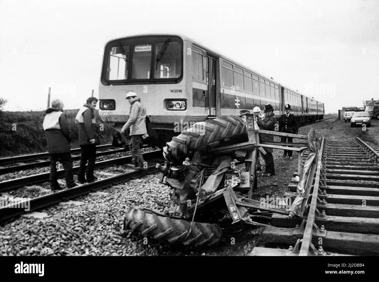 I passeggeri sono scappati senza ferite oggi dopo che il loro treno diretto a Newcastle è andato a pezzi in un trattore bloccato e lo hanno tagliato in due. Anche i conducenti del trattore e il treno Middlesbrough-Newcastle delle 7,15 del mattino sono rimasti intaccati, e un autobus è stato portato sulla scena per prendere i 50 passeggeri il resto del viaggio. 3rd dicembre 1986. Foto Stock