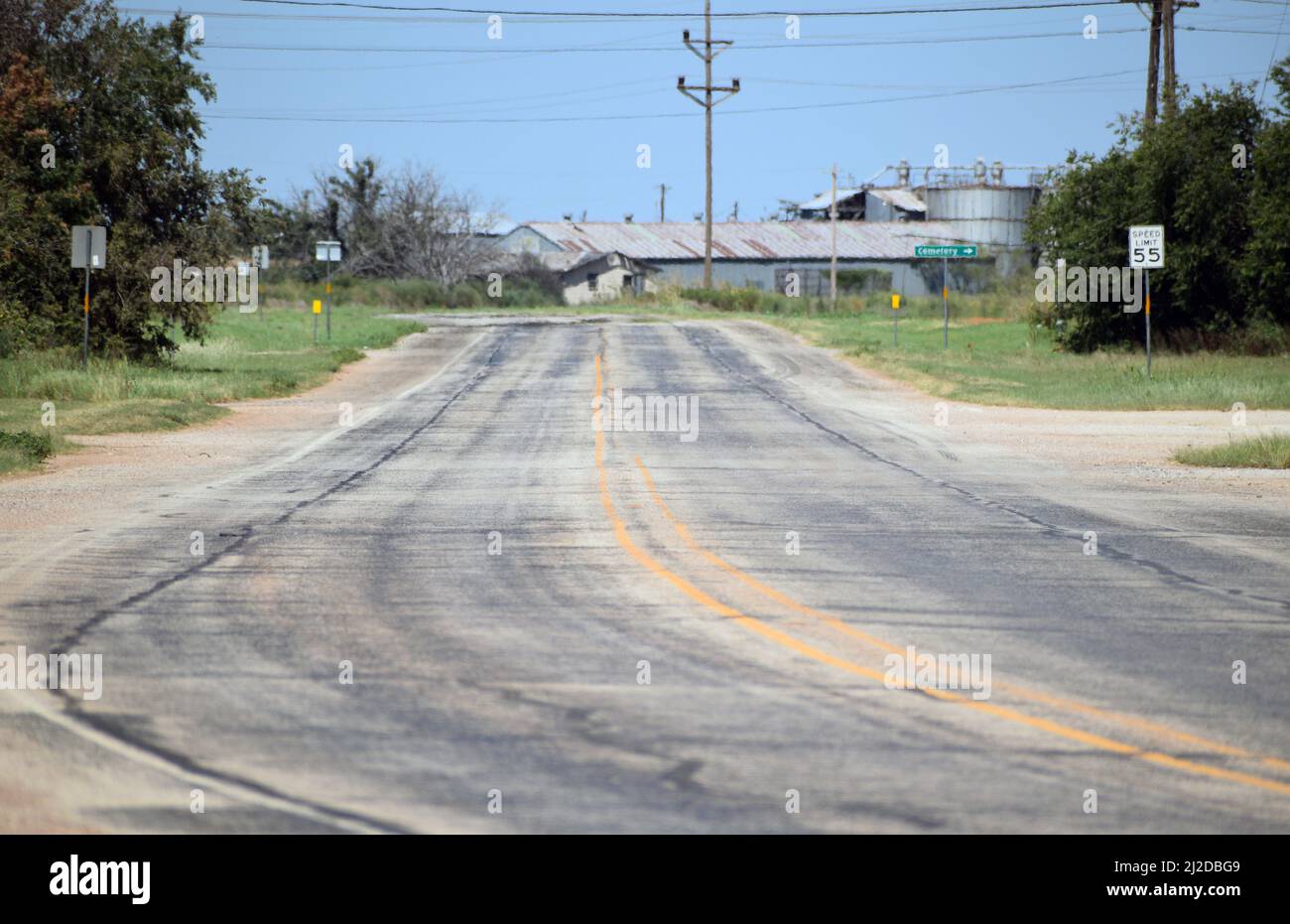 Guardando verso nord lungo un'autostrada vuota a Rule Texas - Agosto 2021 Foto Stock
