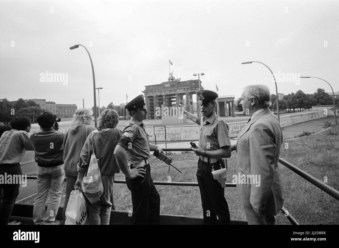 Vista sul muro di Berlino, Germania. Nella foto sono raffigurate la polizia militare reale. 7th agosto 1986. Foto Stock